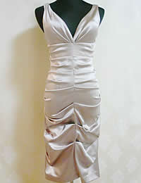 ボディラインを際立たせるゴールド・ドレス